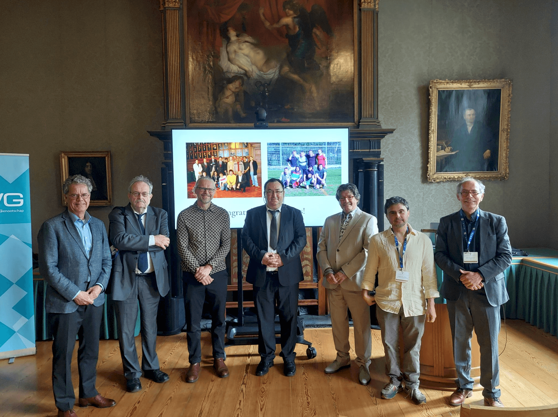 Van links naar rechts: Izak (Ieke) Moerdijk (voormalig promotor), Frank den Hollander (voorzitter jury Nederlandse Wiskundeprijs), Remco van der Hofstad (voorzitter sectie Wiskunde, KNAW), Marius Crainic, Richard Boucherie (voorzitter PWN), Camilo Arias Abad (voormalig promovendus), Jan van Neerven (voorzitter KWG).
